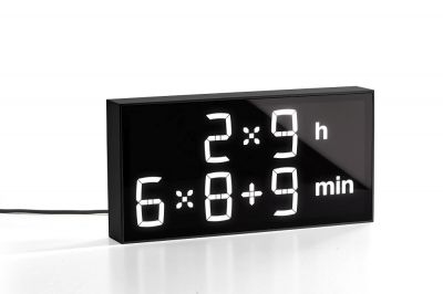 Schwarze Albert Clock LED Digitaluhr zeigt die Uhrzeit mit Rechenaufgaben an. Tischuhr oder Wanduhr.